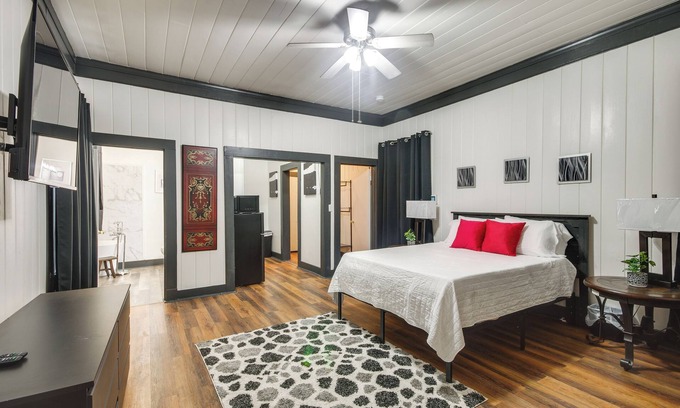 Greenwood Apartamento | Modern Greenwood Studio < 1 Mi to Downtown!
