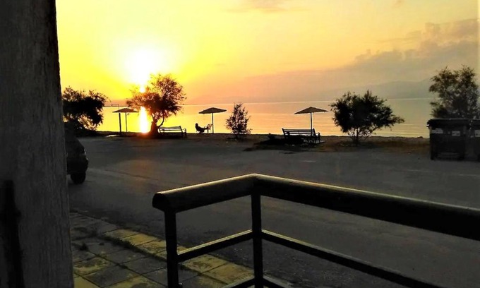 Paralia Porovitsis Apartamento | MODERN GROUND FLOOR APARTMENT ON the PEBBLES