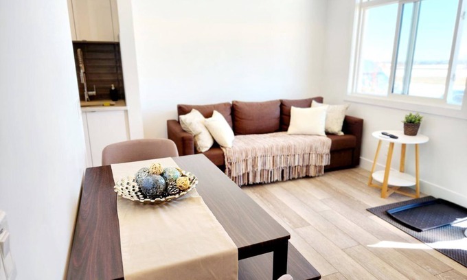 Southeast Calgary Condominio | Modern Ground-Level Condo, Private Entrance, Walk to Shops, YMCA, Sleeps 4