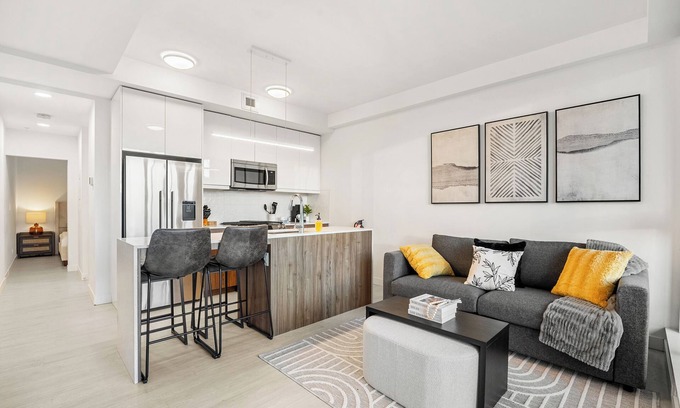 Sunnyside Apartamento | Modern Ground-Level Suite UG Parking, AC, C-Train