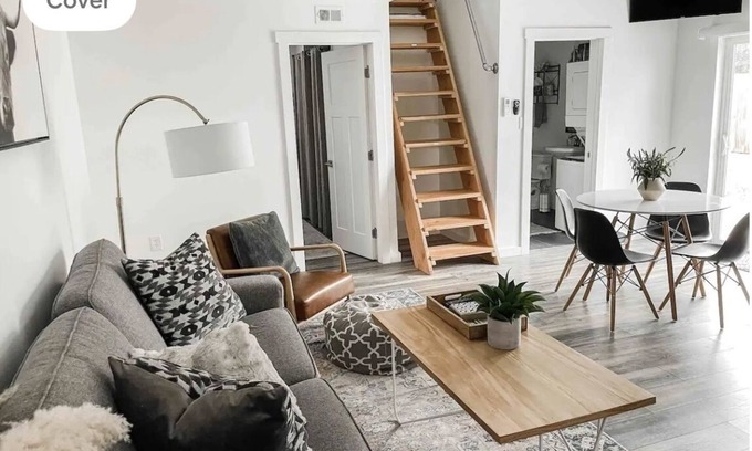 Medford Apartamento | Modern Guest House w/ Private Hot Tub, Loft & Fenced Yard near Jacksonville