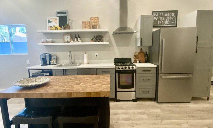 Roadrunner Estates East Casa | Modern Guest House with Access to Private Pool! Great Central Location!