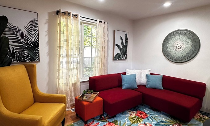 Chico Casa | Moderno 2B Guesthouse w Tennis Ct, piscina y jacuzzi