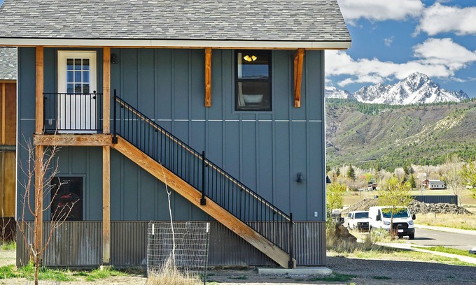Ridgway Apartamento | Modern guesthouse with mountain views!