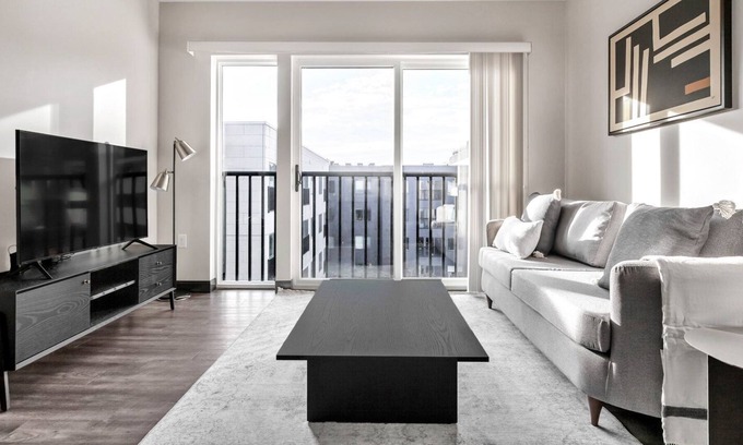 H Street Corridor Apartamento | Modern H Street 1BR w/ Gym, W/D & Pool, across from WF, by Blueground