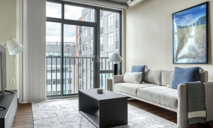 H Street Corridor Apartamento | Modern H Street 2BR w/ Pool, Gym & W/D, steps from WF, by Blueground