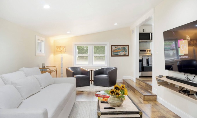 Town of Southampton Casa | Modern Hamptons Getaway: 5 minutes to the Beach and Restaurants!