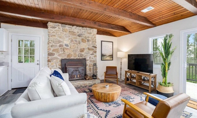 Kabletown Chalet De Esquí | Modern Harpers Ferry Cabin w Hot Tub, Deck, WiFi!