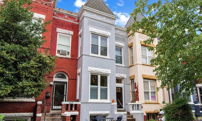 H Street Corridor Cama Y Desayuno | Modern Haven: 3-BR/2.5 BA Paris-Themed Home in Wonderful DC: Wifi and A/C