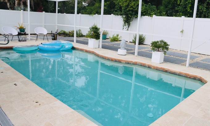 Lake Magdalene Casa | Modern Heater pool house tampa. Close to the park and zoo