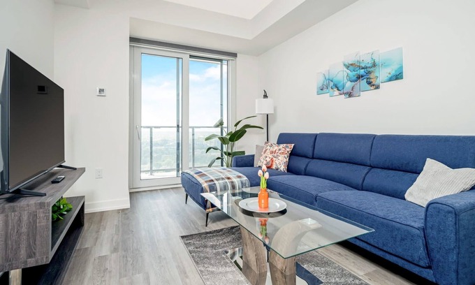 Kitchener Apartamento | Modern High-Rise 24th Floor Condo w Private Patio
