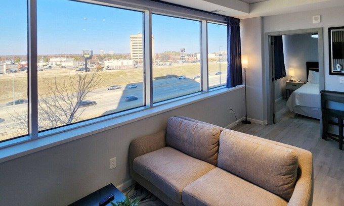 Tulsa Apartamento | Modern High-Rise Apartment - 1