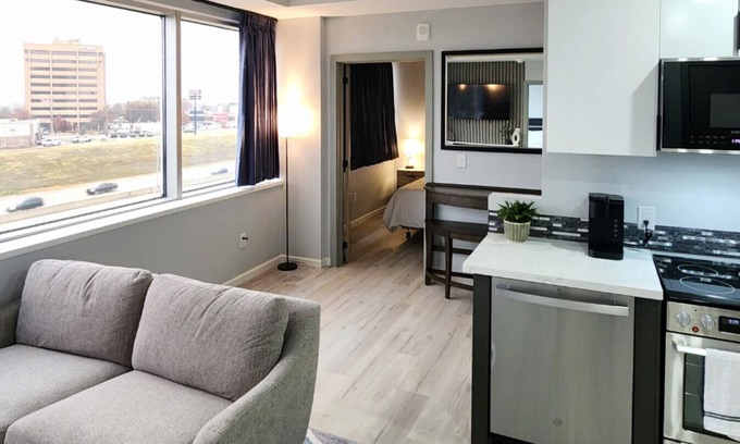 Tulsa Apartamento | Modern High-Rise Apartment - 3