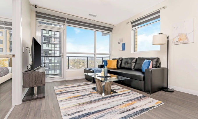 Kitchener Condominio | Modern High Rise Condo w Private Patio—Downtown