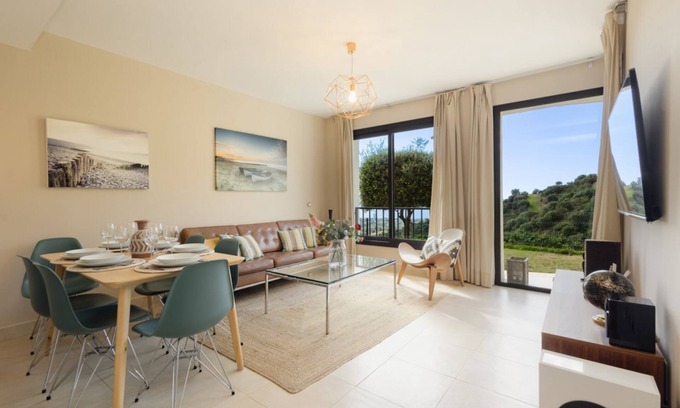 Marbella Apartamento | Moderno apartamento vacacional con increíbles vistas al mar con spa y gimnasio
