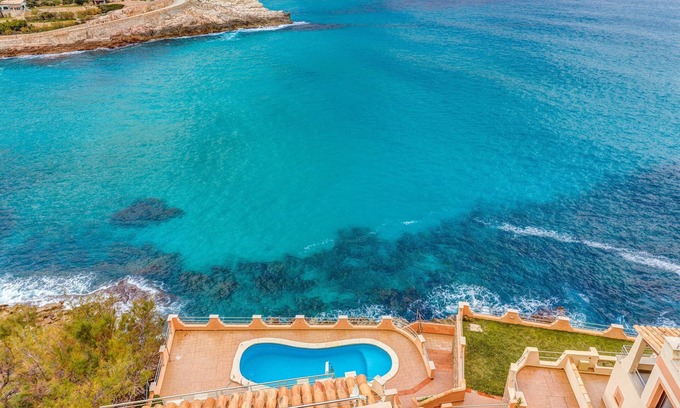 Cala Carbo Apartamento | Moderno apartamento de vacaciones con vistas al mar, piscina, balcones, aire acondicionado y Wi-Fi