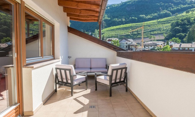 Nalles Apartamento | Modern holiday flat "Apartment Nals" with 2 balconies and mountain view; parking spaces available