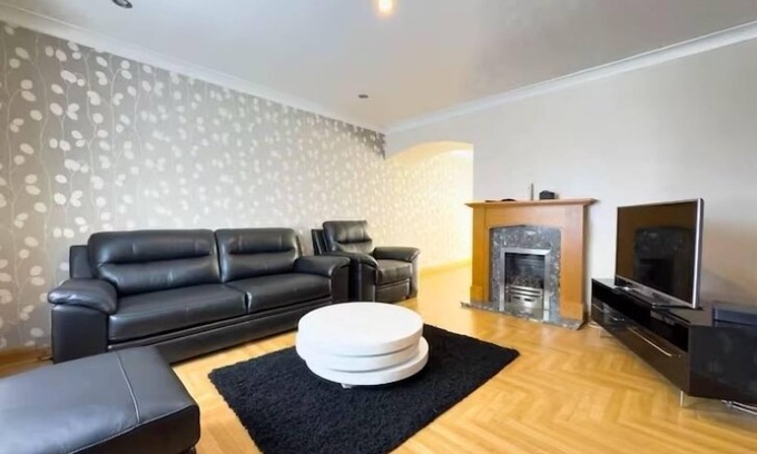 Basildon Casa | Modern holiday home 3Bed