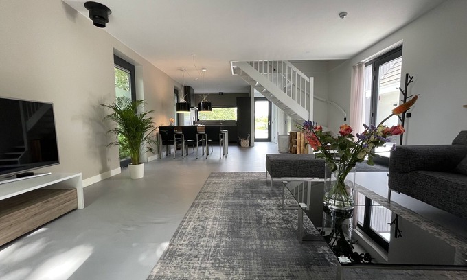 Groningen Casa | Modern holiday home in the city park.