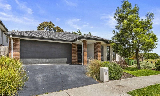Officer Casa | Modern Holiday Home VIC Officer 5BR WiFi Parking