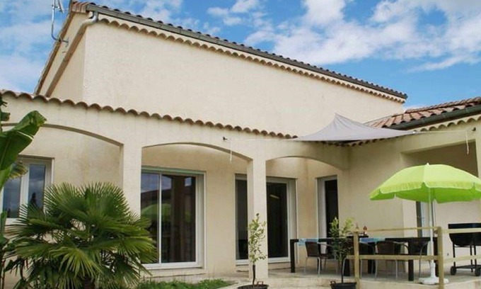 Pradons Casa | Moderna casa de vacaciones con piscina climatizada