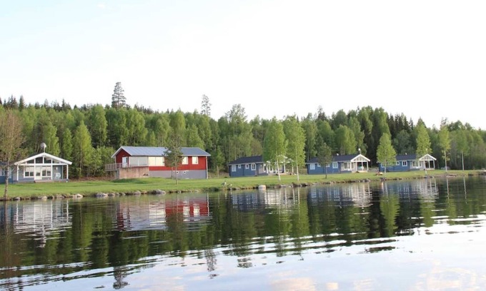 Svardsjo Casa | Modern holiday home with boat and internet by the lake