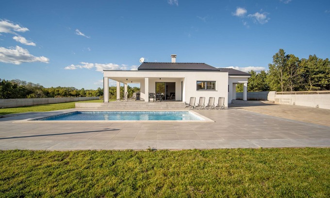 Topid Casa | Modern holiday home with spacious garden & pool