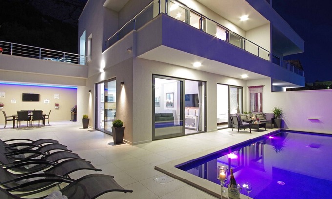 Makarska Casa | Moderna casa de vacaciones con piscina climatizada, vista al mar, 3 dormitorios, WiFi, parrilla