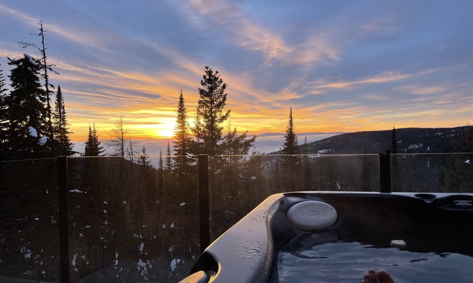 Silver Star Mountain Casa | Modern home with private hot tub, sauna, heated floors and private suite.