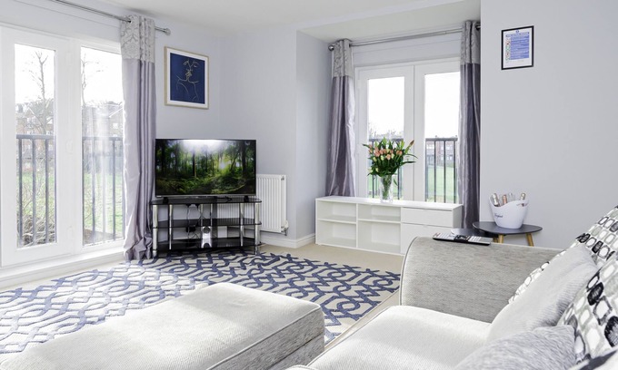 Earley Casa | Modern Home, 9 beds for Extended Stays, Free Parking