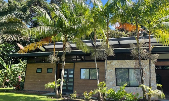 Ciudad Cortés Casa | Hogar moderno con un toque rústico junto a la jungla
