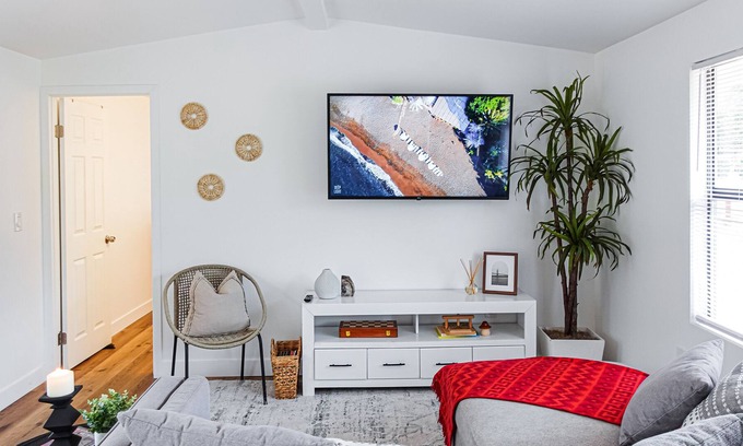 Mira Monte Casa | Modern home away from home