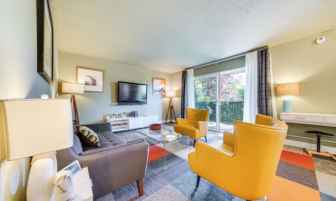 Renton Condominio | Pet-Friendly Condo w/ Community Perks in Renton