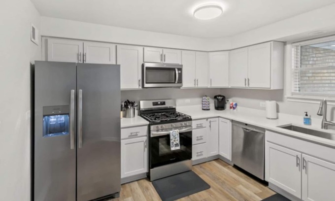Russell Casa | Modern Home Centrally Located