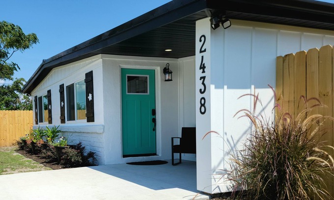 Panama City Cabaña | Modern Home ¤ Close to Shopping, Dining & Downtown! Outdoor dinning & Fireplace!