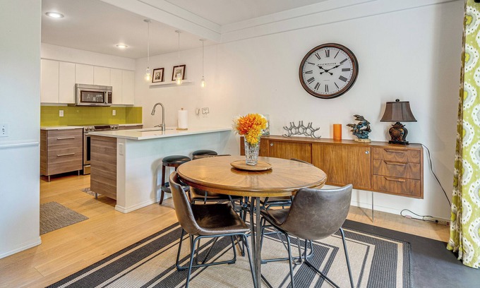 The Wedge Casa | Modern Home Close to Dtwn Woodinville w/Yard