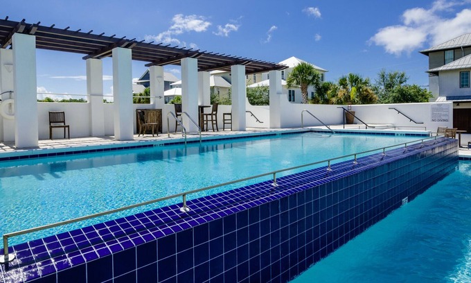 SeaNest Village Casa | 4 minutos a pie de playa! Impresionante casa en Seagrove, capacidad para 12, piscina comunitaria!