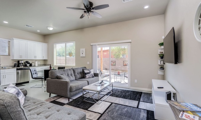 Limberlost Casa | Modern home, great central location, quiet neighborhood, walk to the Mall!