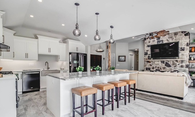 Lakeshore Casa | Modern Home- Hot Tub @ Sauna-Minutes from Wine Country