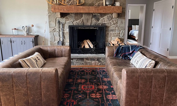 Jewett Casa | Modern Home: Hot Tub, Mountain Views & EV Charger