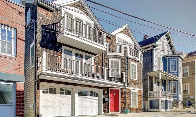 Off Broadway Casa | Modern home in heart of historic Newport! 2 car garage & central AC!