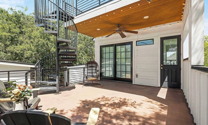 Chestnut Casa | Modern Home Mins to DT ATX & UT | Balcony | ACL