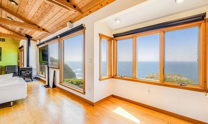 Philo Casa | Modern home on bluff over the ocean with private hot tub & three gas fireplaces