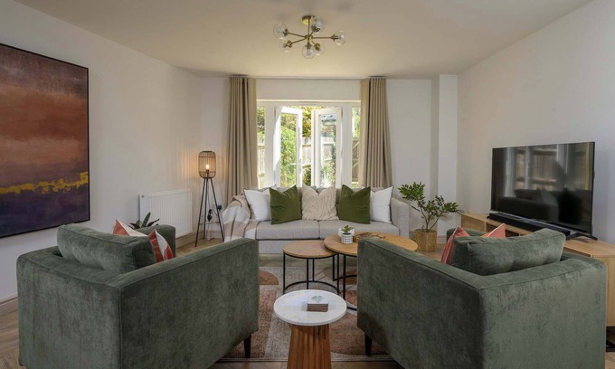 Cheltenham Casa | Modern Home on Edge of Cotswolds, Private Parking