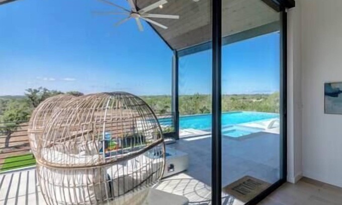 Henly Casa | Modern new Home on private 10 acres/Pool & Pickleball