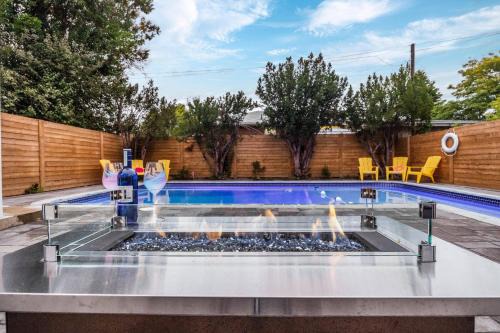 Dorset Park Casa | Modern Home Pool Still Open Two Fire Pits Free Parking Game Room
