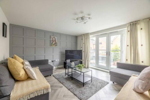 Langley Marish Casa | Modern Home - Slough, Heathrow, Pinewood - Parking