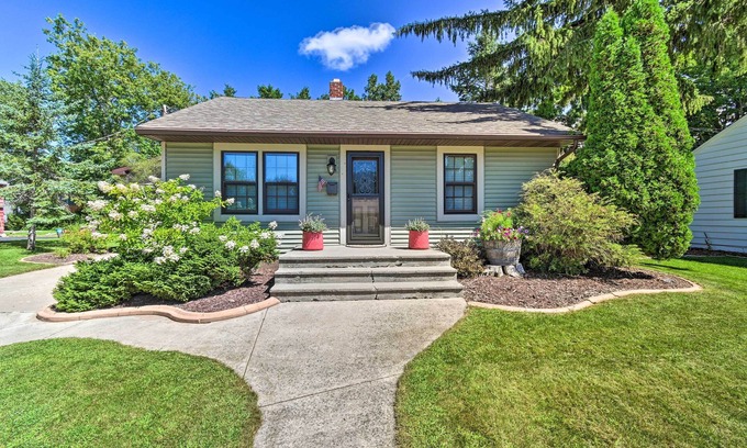 Sturgeon Bay Casa | ¡NUEVO! Casa moderna con patio, 1 milla a Dtwn Sturgeon Bay