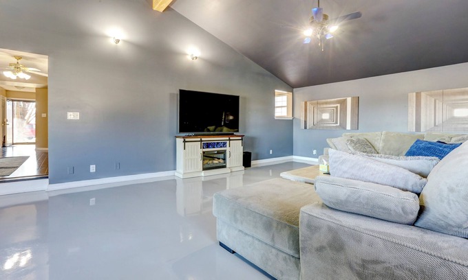 Lexington Casa | Modern Home w/Fenced Yard: 4 Mi to Dtwn Lexington