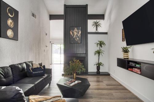 South River City Casa | Modern Home w Shared Pool Yard Prime Location Fairlawn Lane B by AvantStay